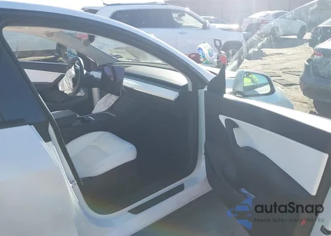 2022 Tesla Model Y Long Range Dual Motor All-Wheel Drive z USA, uszkodzony, nr VIN 7SAYGAEE5NF381008